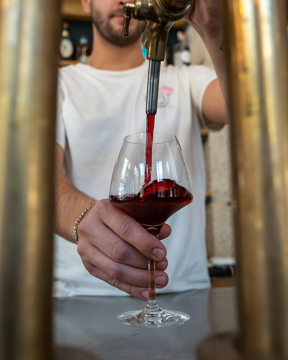 vin à la pression - tirage - verre de vin rouge - bar restaurant lyon